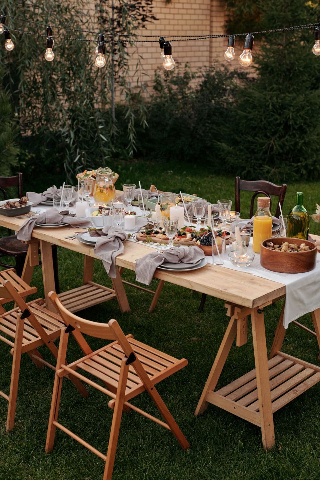 Mesa preparada para cenar al aire libre
